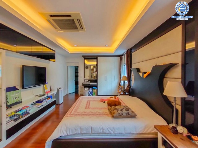 *****บ้านเดี่ยวมือสองย่านกรุงเทพฯ ม.เอ็นริช พาร์ค กาญจนาภิเษก หลังมุม เนื้อที่กว้างเกือบ 263 ตร.ว. ฟังก์ชัน 3 ห้องนอน 4 ห้องน้ำ ที่จอดรถ 4 คัน บ้านหลังใหญ่ ตกแต่งพร้อมอยู่ พื้นที่รอบบ้านกว้างขวาง โครงการอยู่ติดถนนกาญจนาภิเษก เดินทางสะดวกด้วยรถไฟฟฟ้าสายสีน้ำเงิน "สถานีหลักสอง" จองเลย!